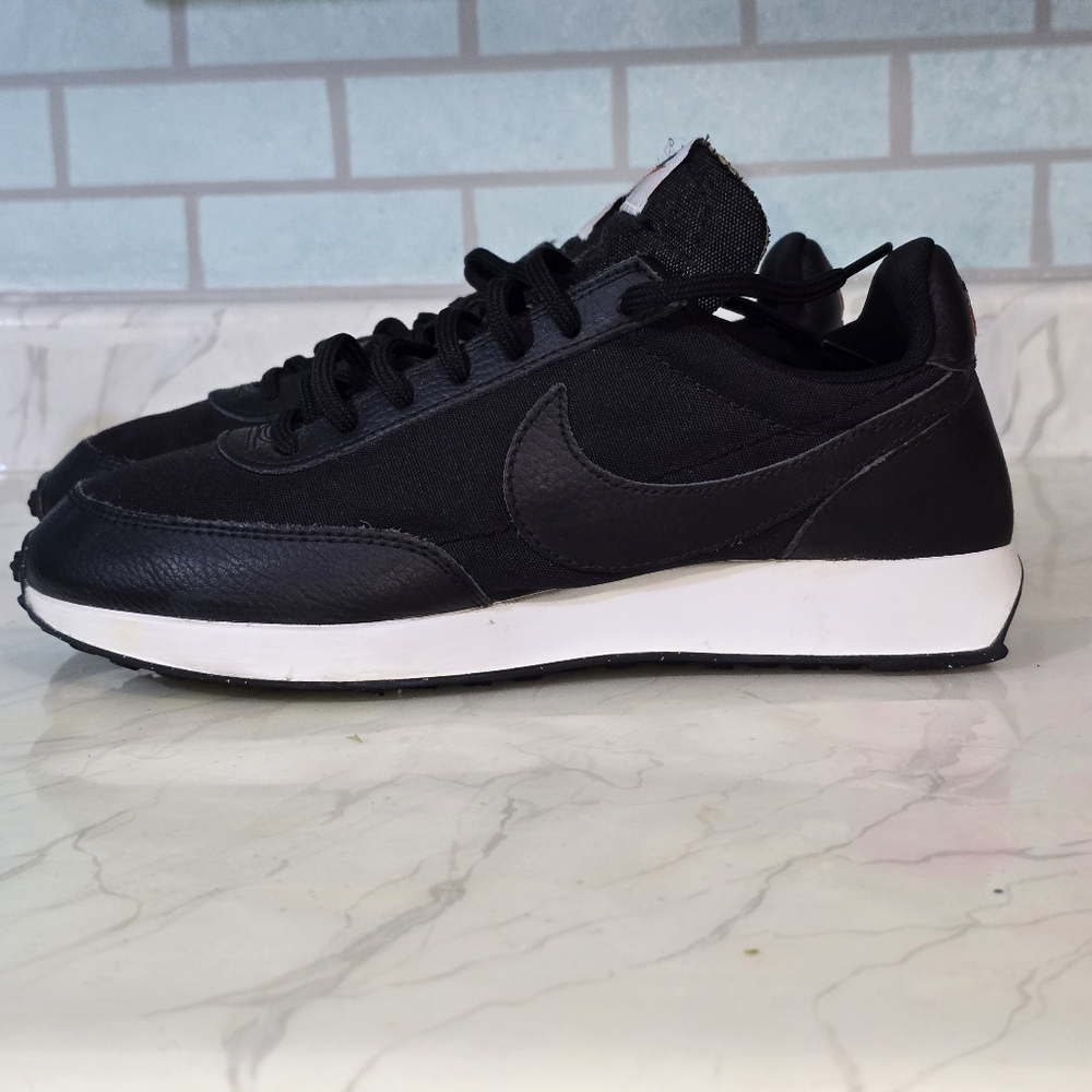 Women's 7.5 Nike Air Tailwind 79 SE Black White Athletic Shoes